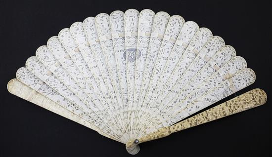 A Chinese export ivory brise fan, 19th century, 19cm.